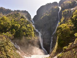 称名滝（富山県立山町）