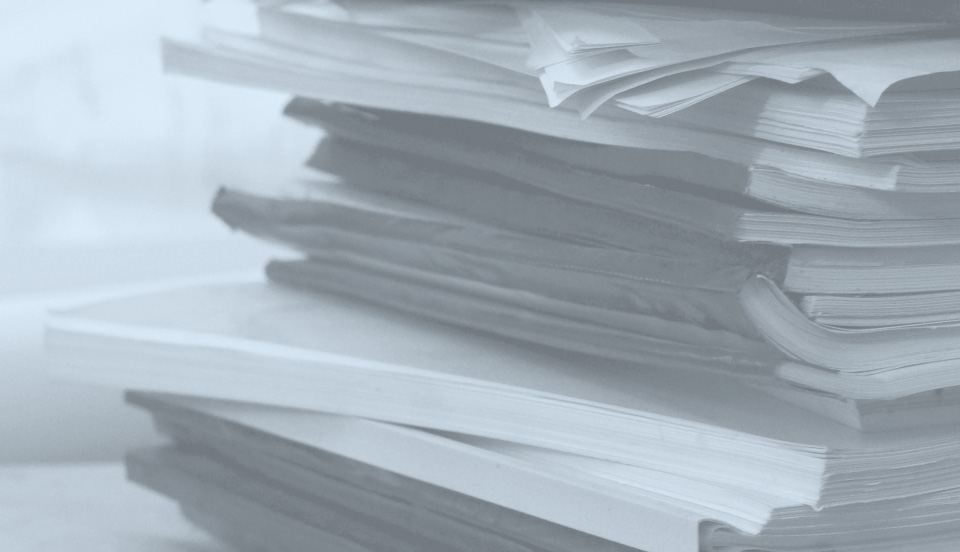 積み重なった書類、課題のイメージ画像